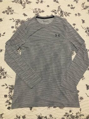 Under armour heat gear shirt. Mens medium